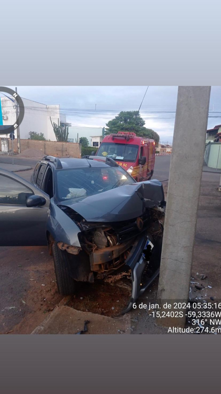 Direção e álcool Motorista perde controle e bate em poste no centro de