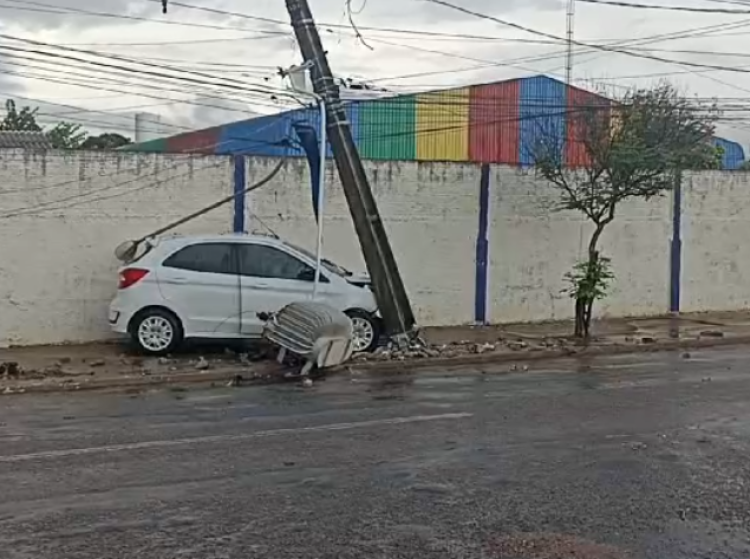 Motorista passa mal e colide em poste próximo à Escola Dormevil Faria