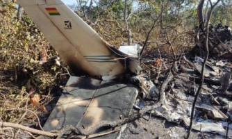 Corpo carbonizado e fuzil são encontrados em destroços