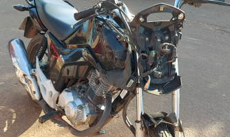 Duas motos colidem violentamente no Centro de Pontes e Lacerda