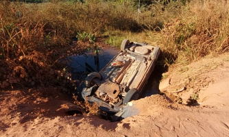 Casal de idosos passa por momento de desespero após capotamento de carro na Estrada do Córrego da Onça