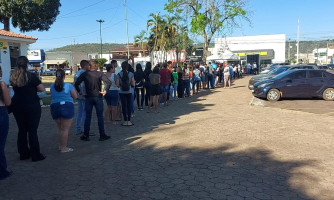 Longas filas marcam início das vendas promocionais para a Expoeste na Praça Miguel Gajardoni