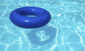 Pais encontram filha de um ano morta na piscina de casa durante a noite no interior