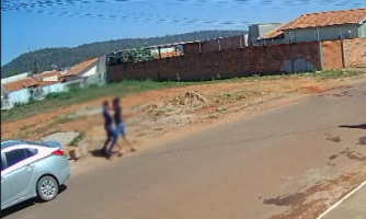 Mulher é esfaqueada pelo ex-marido no meio da rua, em Pontes e Lacerda