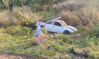 Carro apresenta  problemas mecânicos e capota próximo a Unemat