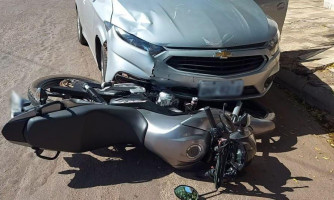 Carro invade preferencial e bate em motociclista, na região Central de Pontes e Lacerda