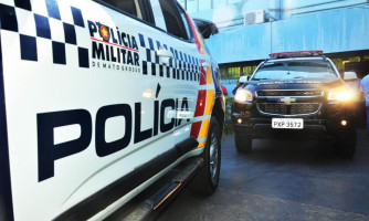 Homem ataca esposa com filha no colo, erra e fere criança