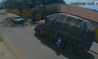 Ladrão é flagrado levando bateria de caminhão em plena luz do dia
