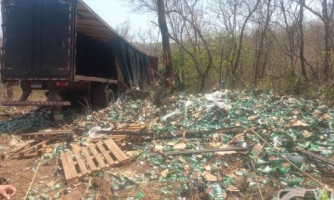 Carreta carregada de cerveja tomba e carga é saqueada