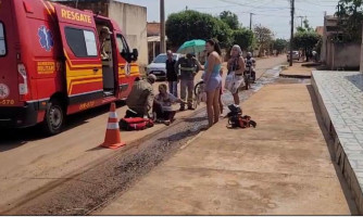 Fiação colocada por empresa de internet na rua provoca queda de motociclista na avenida Paraná