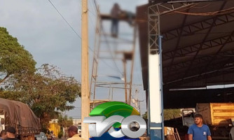 Homem sofre descarga elétrica em andaime e sofre parada cardíaca
