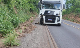 Acidente na BR-174 em Pontes e Lacerda: Caminhão colide na traseira de outro próximo da Unemat
