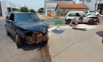 Colisão violenta entre carros: Bombeiros resgatam cinco pessoas em Pontes e Lacerda