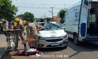 Motociclista fica preso em para-brisa de carro após colisão violenta
