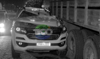Motorista de camionete perde controle e colide com caminhão estacionado