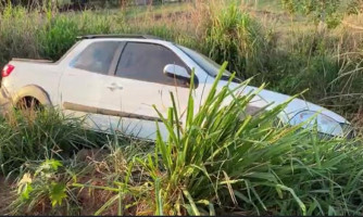 Pneu de carro estoura e provoca saída de pista na BR-174 B