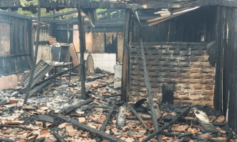 Incêndio destrói casa de família carente em Pontes e Lacerda; comunidade começa doações