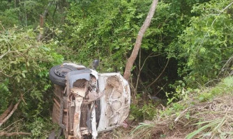 Carro capota em barranco e motorista morre na Estrada da Guia