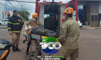 Motocilista é encaminhado com várias escoriações após colisão com camionete