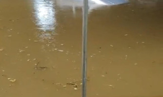 Após chuvas pacientes em hospital ficam isolados e família desabrigadas em Cáceres