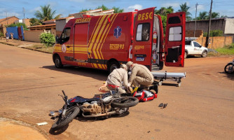 Colisão violenta entre moto e caminhonete deixa vítima com fratura exposta