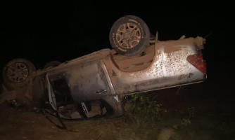Capotamento na estrada do Garimpo Sararé; bombeiros resgatam vítimas