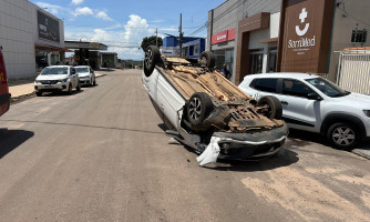 Carro bate em outro carro estacionado e fica de rodas para cima na rua Ceará