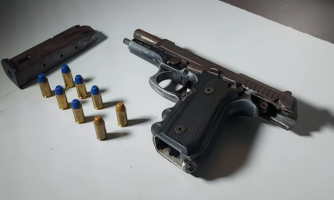 Mulher esconde arma para facção criminosa e é presa em flagrante