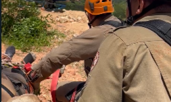 Tragédia em área de Mineração: Bombeiros auxiliam na retirada de vítima em terreno de difícil acesso