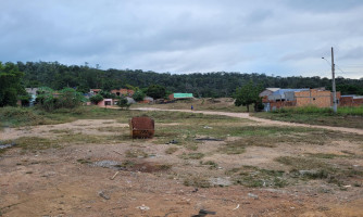 Denúncia da TV Centro Oeste leva à limpeza de área tomada pelo mato ao lado do CRAS em Pontes e Lacerda