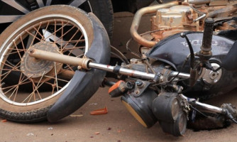 Motociclista embriagado sofre fratura exposta após bater em veículo estacionado na rua Virgínia Azambuja - Pontes e Lacerda