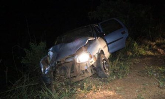 Carro sai da pista na rodovia; acidente deixa três feridos em Pontes e Lacerda