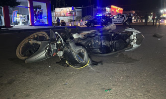 Colisão entre carro e moto deixa motociclista em estado grave