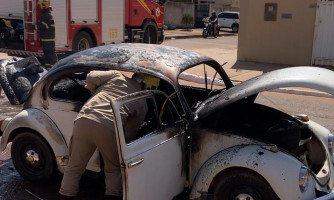 Fusca pega fogo e corpo de bombeiros é acionado