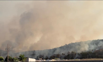 Serra do patrimônio em chamas e a população sofre com a fumaça