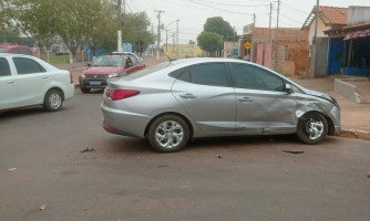 Condutora invadi preferencial, bate em veiculo e foge do local