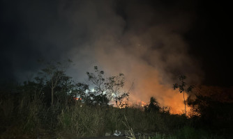 Corpo de Bombeiros é mobilizado para combater fogo em terreno no bairro residencial Vera