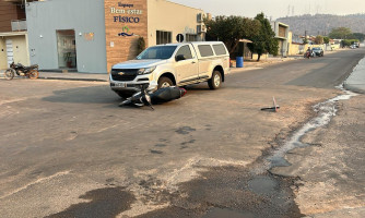 Mãe e filho são socorridos após acidente entre carro e moto