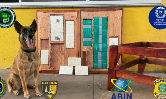 Polícia apreende 19,4 kg de cocaína escondidos em mesas durante operação em Cáceres