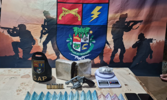 Polícia Militar prende dupla por tráfico de drogas e apreende arma de fogo