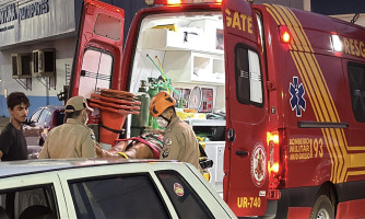 Passageira de motocicleta precisa de atendimento médico após acidente