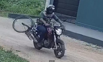 Suspeito chegou de bicicleta, furta moto, e ainda leva a bike na garupa