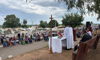 Católicos se reúnem para a missa de finados em Pontes e Lacerda