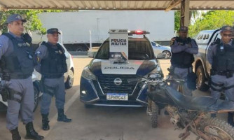 Duas pessoas e um menor são presos com arma e uma moto usada em tentativa de homicídio