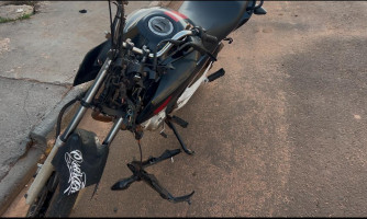 Domingo inicia com acidente de trânsito, entre moto e camionete no centro de Pontes e Lacerda