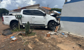 Motorista bate em muro de residência após acidente entre dois carros na Avenida Bahia