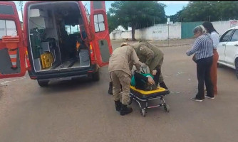 Uma pessoa quebra a perna após acidente de trânsito no centro de Pontes e Lacerda