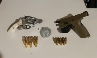 Polícia Militar prende homem com armas de fogo, munições e maconha em zona rural