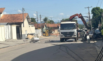 Motorista bate e derruba poste de energia elétrica no centro de Pontes e Lacerda