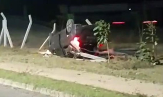 Motorista capota carro, danifica alambrado e foge deixando documentos no veículo